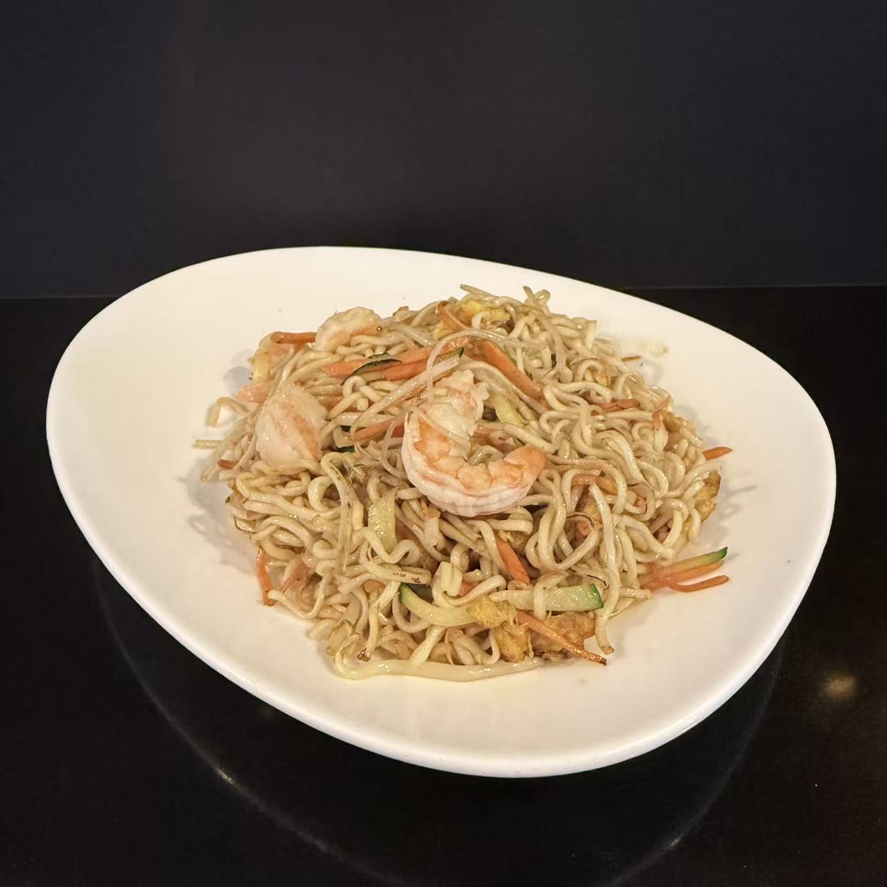 Ramen saltati con gamberi